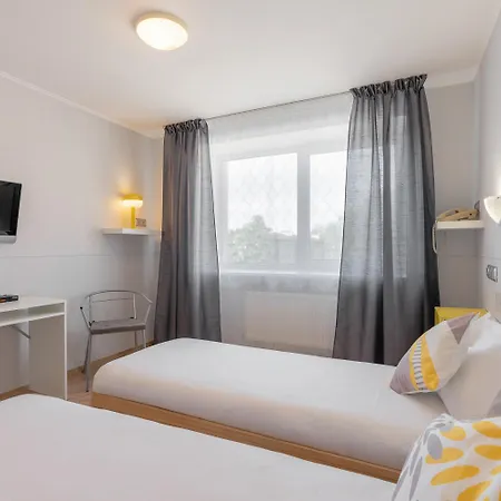 Tomo Free Parking Hotell 3*