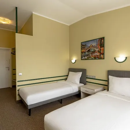 Tomo Free Parking Hotell 3*